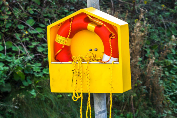 Vue sur la ceinture de sauvetage orange pour sécuriser la vie en Irlande
 - Photo, image