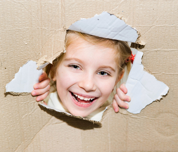 Kid in torn paper hole - Foto, afbeelding