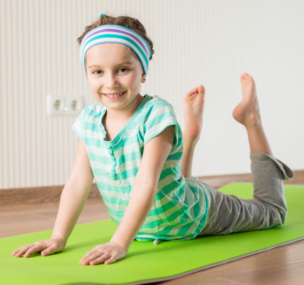 Little girl doing gymnastic exercises - Valokuva, kuva