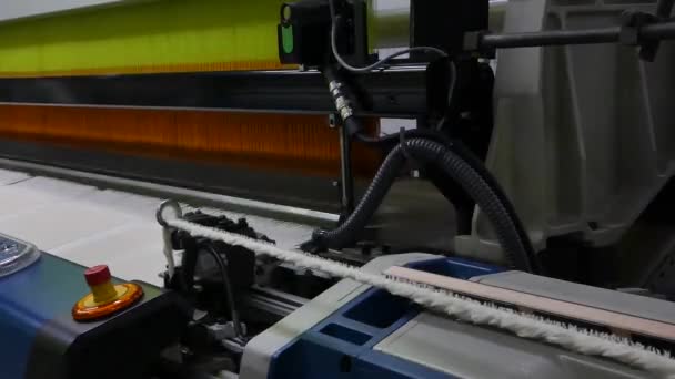 Webstuhl in einer Textilfabrik, hautnah. Produktionslinie für industrielle Gewebe. die Kamera ist stationär - Filmmaterial, Video