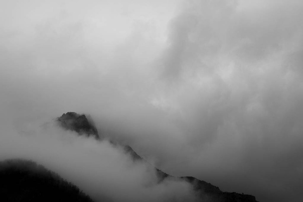 bufera in montagna in bianco e nero - Fotó, kép