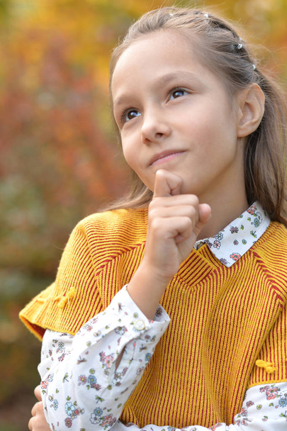  girl smiling in autumnal park - Fotoğraf, Görsel