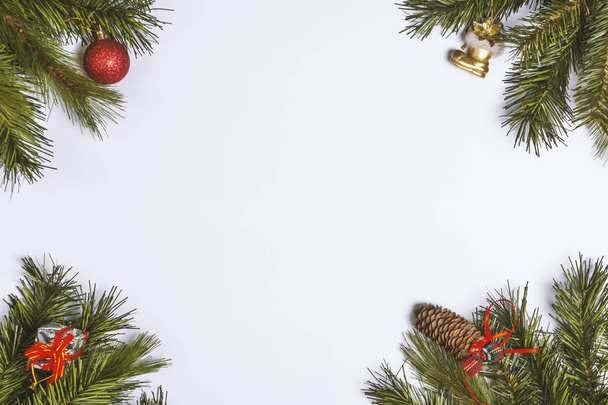 Χριστουγεννιάτικο πλαίσιο διακοσμημένο με νιφάδες χιονιού σε λευκό φόντο με χώρο αντίγραφο για το κείμενό σας. Άνω όψη. - Φωτογραφία, εικόνα