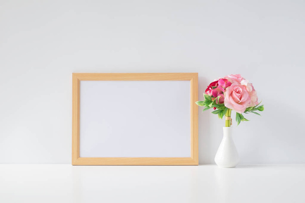 Simular marco de fotos horizontal con flores en la mesa, la decoración del hogar
. - Foto, imagen