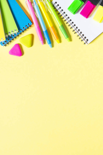 黄色の背景に学校やオフィスの sstationery。ノート、メモ帳、ペン、鉛筆、ルーペ、ペーパー クリップとかコピー スペース平面図. - 写真・画像