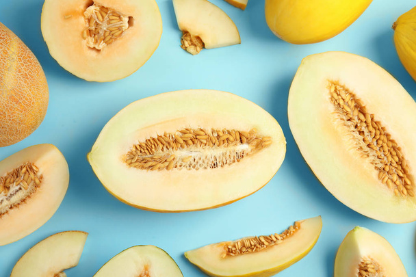 Flat lay composition with melons on color background - Foto, Bild