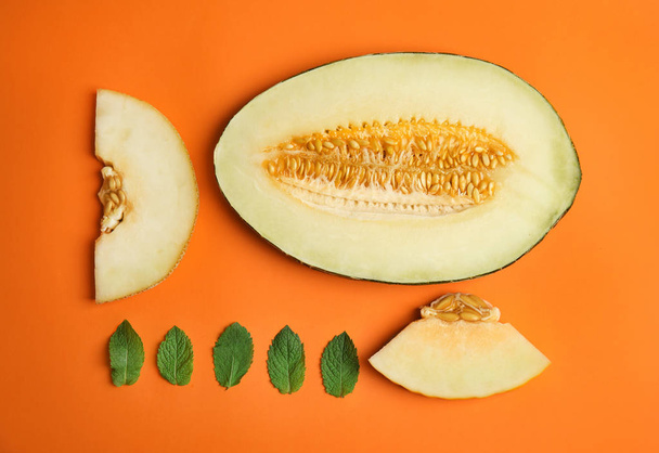 Flat lay composition with melon and mint leaves on color background - Fotografie, Obrázek