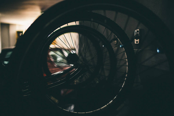 Велосипедные колеса висят на стене
. - Фото, изображение