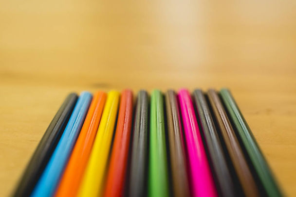 Lápices de colores ordenados para pintar en la escuela
. - Foto, Imagen