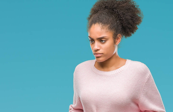 Молодих афро американська жінка, що носить зимових светр над ізольовані фону з боку на живіт, тому що нудота, хворобливе захворювання самопочуття. Ache концепції. - Фото, зображення