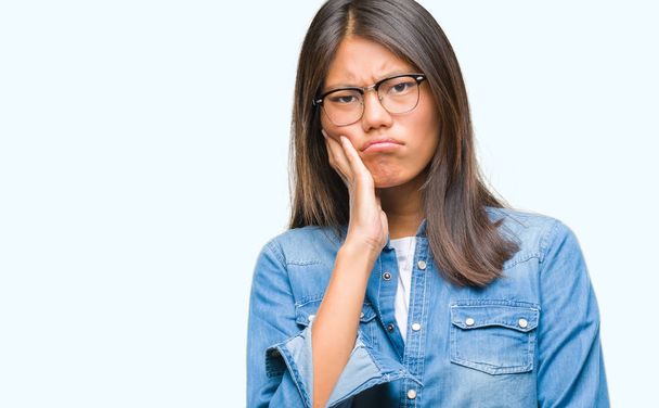 Mladá asijská žena nosí brýle nad izolované pozadí myšlení pohledu unavený a znuděný s depresi problémy s překřížením rukou. - Fotografie, Obrázek
