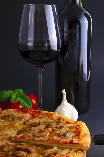 пицца и вино
 - Фото, изображение
