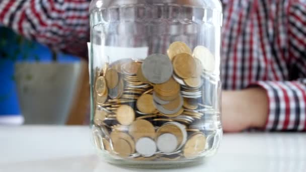 4k vídeo of young money thowing money in glass jar etiquetado Crédito
 - Filmagem, Vídeo