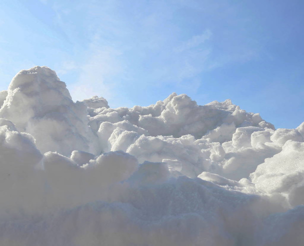 Снежная куча, холм с небом
 - Фото, изображение