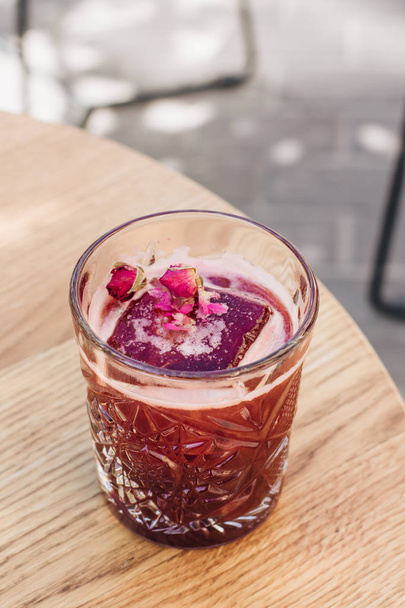 heerlijke tropische cocktail met frambozen in glas  - Foto, afbeelding