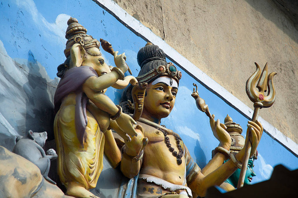 Nahaufnahme farbenfroher Statuen von Shiva und Ganesha im Meenakshi-Tempel in Madurai, Tamil Nadu, Indien, Asien - Foto, Bild