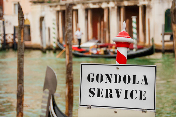 Matkailu Venetsiassa. Gondola palvelu pitkin Grand Canal
 - Valokuva, kuva