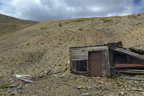Remains of vintage mining cabin in the mountains, western USA - Foto, Bild
