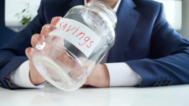 4 k beelden van jonge zakenman nemen enkele munten uit moneybox met besparingen - Video