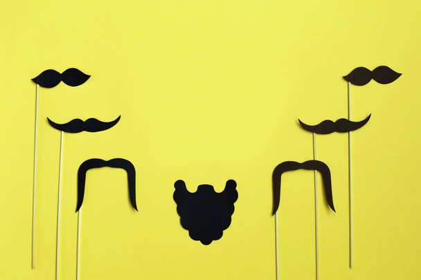 Glücklicher Vatertag. Bild eines Mannes auf Papier. Bart und Schnurrbart auf gelbem Hintergrund. Konzept des Prostatakrebses - Foto, Bild