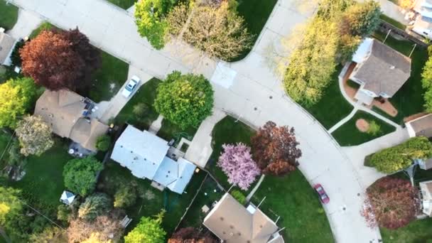 Luchtfoto van residentiële huizen op voorjaar (mei). Amerikaanse wijk, voorstad. Vastgoed, drone shots, zonsondergang, zonlicht, uit bovenstaande. - Video