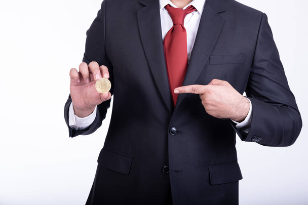 Podnikatel hospodářství zlatý bitcoin, samostatný. Mladý vousatý indické muž v obleku, ukazující prst. Budoucí koncepce tech měnu a fin. - Fotografie, Obrázek
