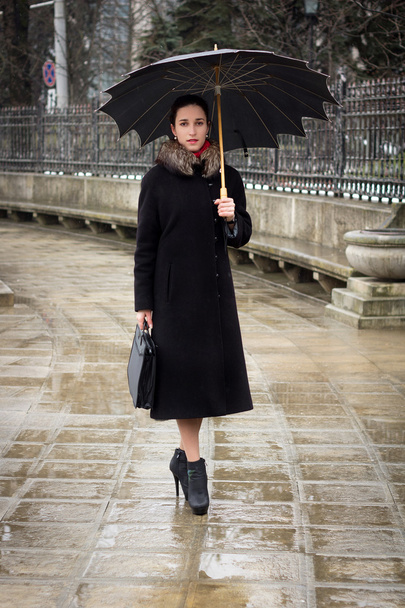 femme d'affaires confiante avec parapluie
 - Photo, image