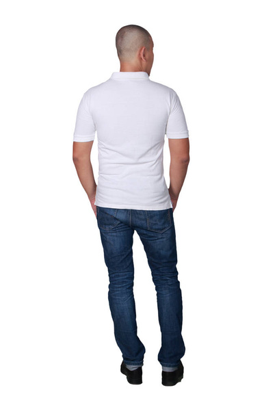 Muž stojící lodě nosí bílá polokošile hladké, prázdnou vzorovou tričko pro tisk, plné tělo portrét zadní pohled - Fotografie, Obrázek