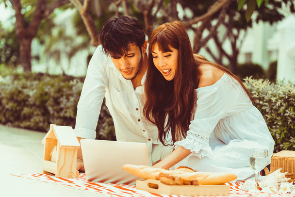 Onnellinen nuori pari mennä piknikille ja dating puistossa kesällä
. - Valokuva, kuva