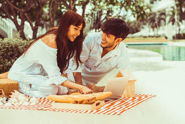 Šťastný mladý pár jít piknik a chodit v létě v parku. - Fotografie, Obrázek