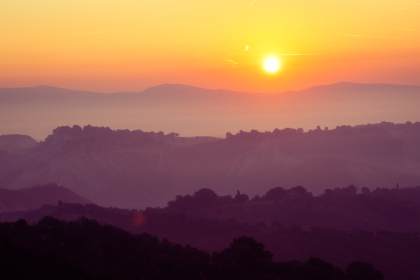 Beau lever de soleil surplombant le paysage de montagne le matin d'été
. - Photo, image