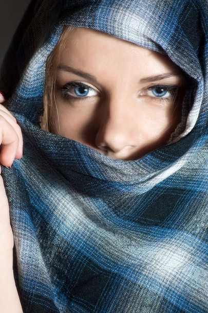 vrouw met sjaal - Foto, afbeelding