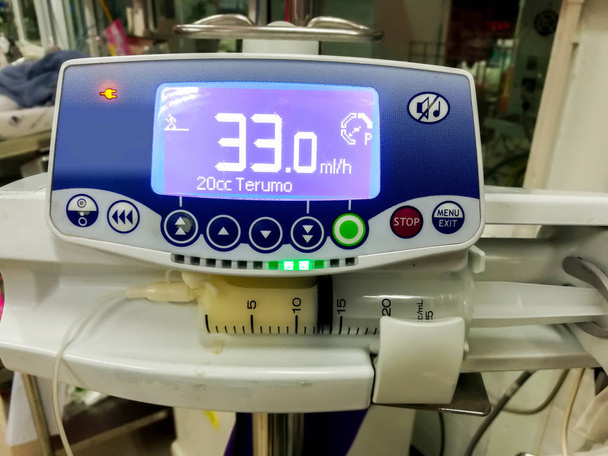 Maszyny pompy strzykawki z monitora Pokaż liczbę ciśnienie pompy strzykawki leku w szpitalu. - Zdjęcie, obraz