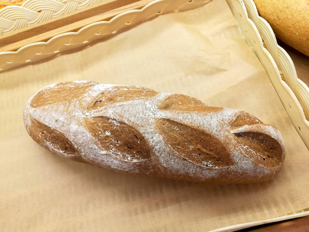 Vista superior do pão francês na bandeja de madeira em uma padaria
. - Foto, Imagem