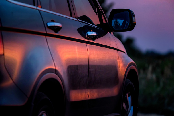 Autó parkolt a természet naplemente fény oldalán - Fotó, kép