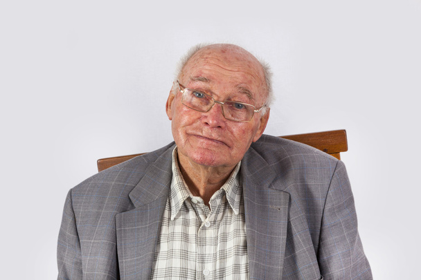 retrato de anciano inteligente hombre confiado sentado en su sillón
 - Foto, imagen
