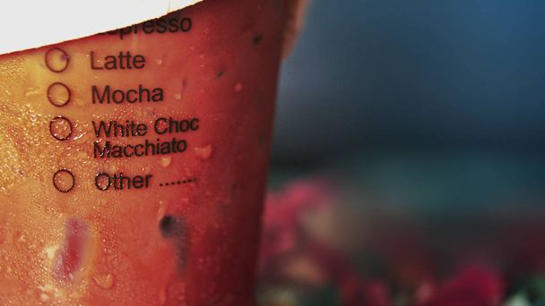 Eiskaffee (oder Milchtee) mit Menü auf dem Glas auf dunklem Hintergrund - Foto, Bild