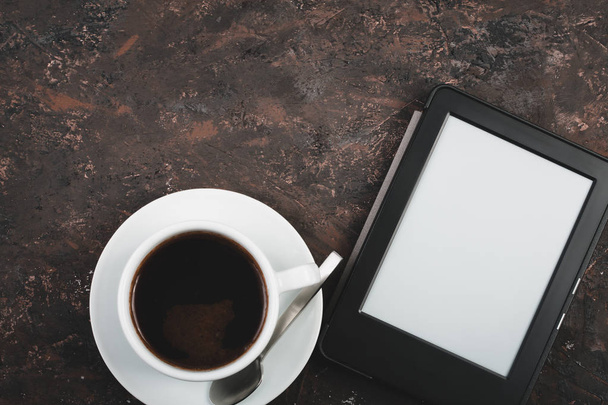 E-book e libri di carta sul tavolo con una tazza di caffè, un computer portatile e occhiali da lettura. Concetti di autoeducazione
. - Foto, immagini