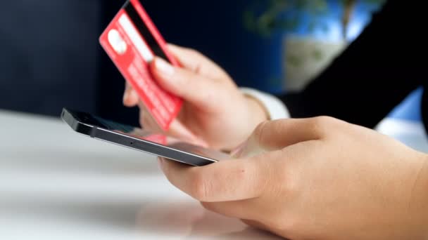 Detailní video z mladých owman drží kredit procházení online obchod na internetu na mobilním telefonu - Záběry, video