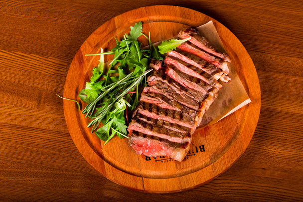 Kan ile sığır eti biftek - Fotoğraf, Görsel