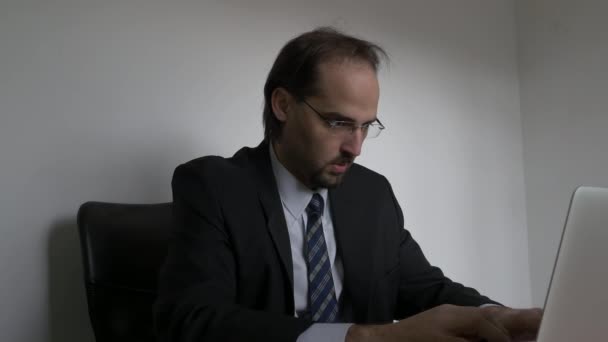 Middellange kant shot van Office jonge zakenman bezorgd werken met laptop - Video