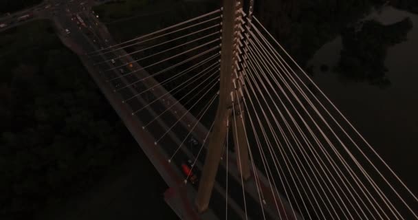 Voler au-dessus du sommet du pont avec des cordes blanches : Varsovie, Pologne
 - Séquence, vidéo