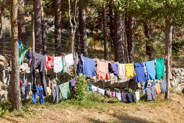 Wäscheleine auf einem Campingplatz - Foto, Bild
