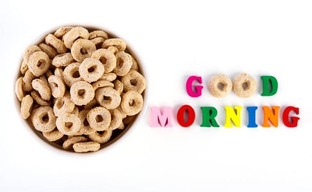 gesunde Müsliringe auf weißem Hintergrund. Guten Morgen. ein gesundes, gesundes Frühstück trockenes Müsli. - Foto, Bild