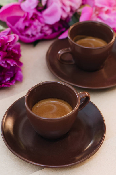 ruskeat kupit kahvia, aamujuoma
  - Valokuva, kuva