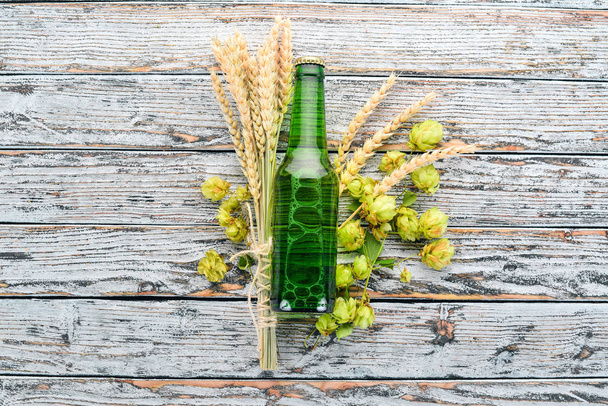 Beer and fresh hops on a white wooden background. Free space for text. Top view. - Foto, Bild