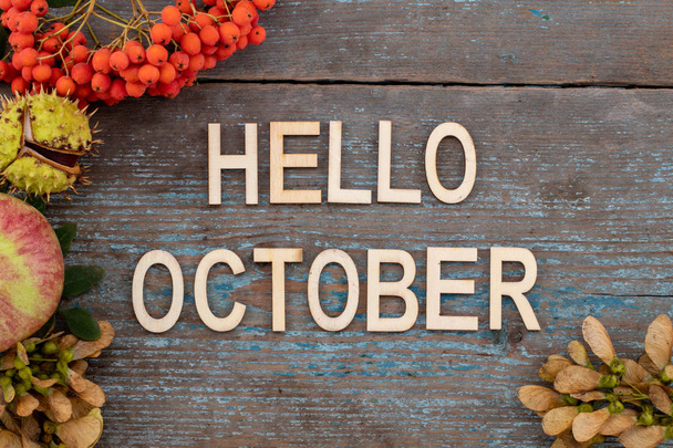 Fond d'automne avec le texte - Bonjour Octobre sur une vieille table en bois
. - Photo, image