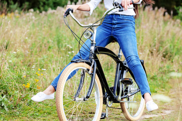 Nainen polkupyörällä metsäpuistossa
 - Valokuva, kuva