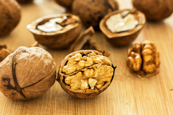 Zdravých potravin bezpečnostní koncept: vlašské ořechy jádra na tmavý stůl s barvou pozadí - Fotografie, Obrázek