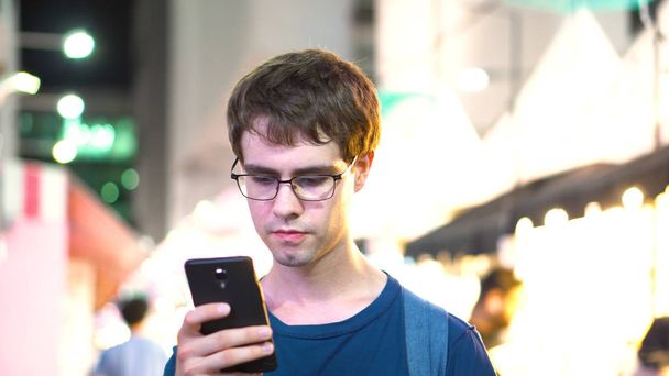 Nuori mies Tekstailu Älypuhelimen avulla
 - Valokuva, kuva